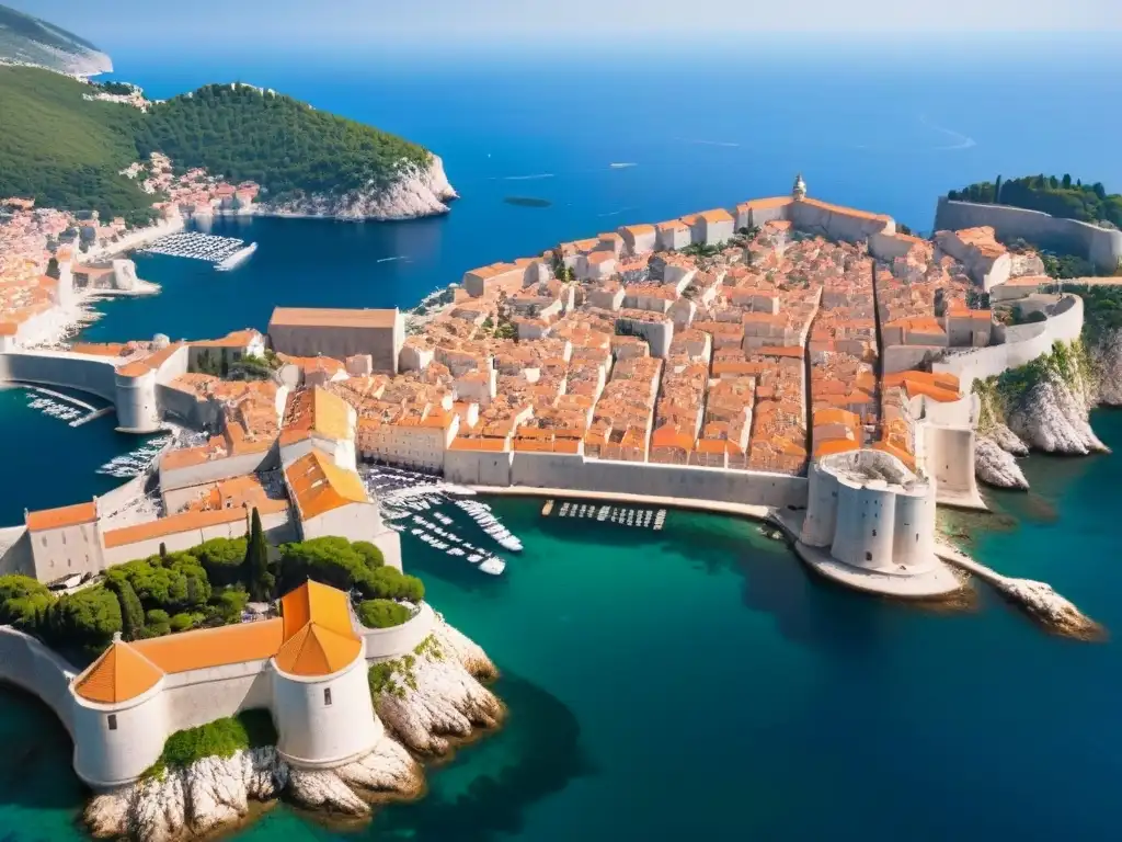 Espléndida vista aérea de la histórica Dubrovnik en Croacia Vista aérea impresionante de la histórica ciudad vieja de Dubrovnik en Croacia, con tejados terracota, murallas antiguas y el cristalino mar Adriático